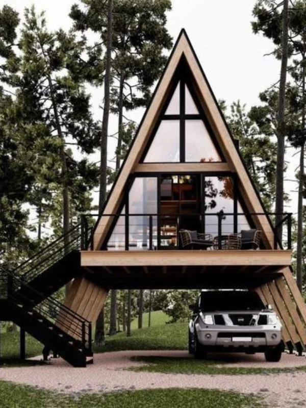 Chalé A-frame elevado com garagem coberta e deck em floresta